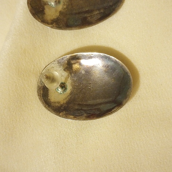 Sterling and black stone earring - Picture 4 of 4